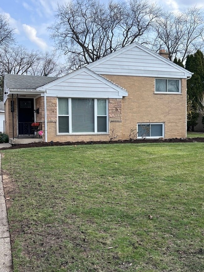 Building Photo - 2200 Old Glenview Rd