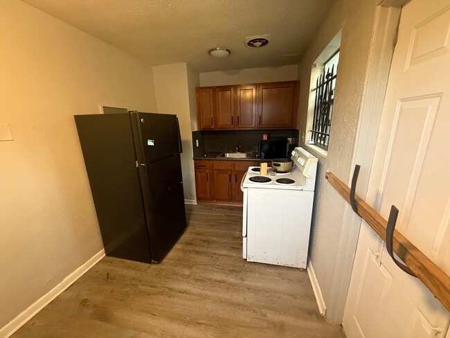 Building Photo - 112 W 17th St