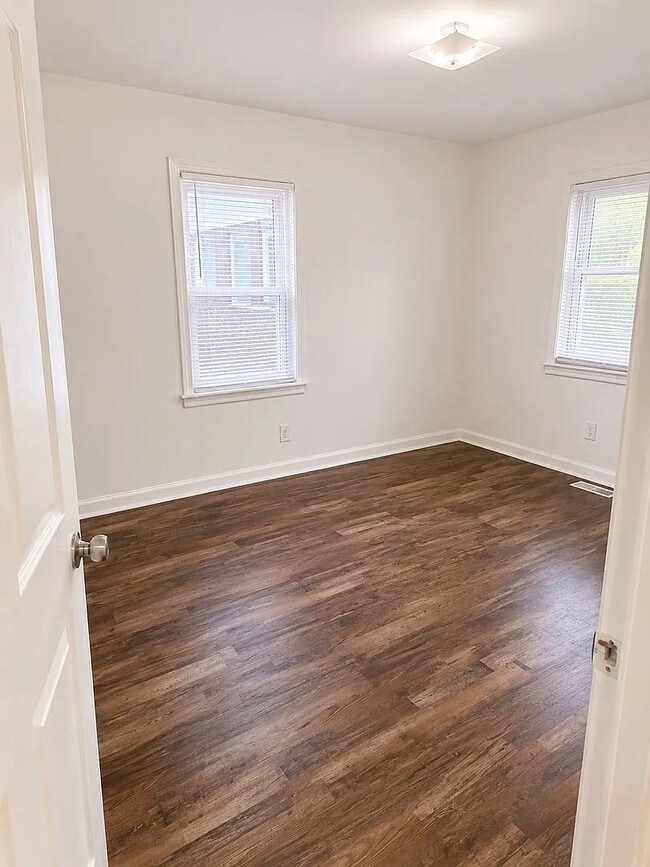 Photo - Room in Apartment on Overland Heights