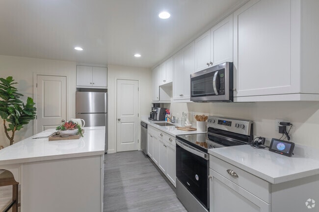 2 BR, 1 BA - 900 SF