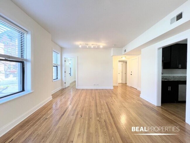 Building Photo - 2 bedroom in CHICAGO IL 60613 Unit E1