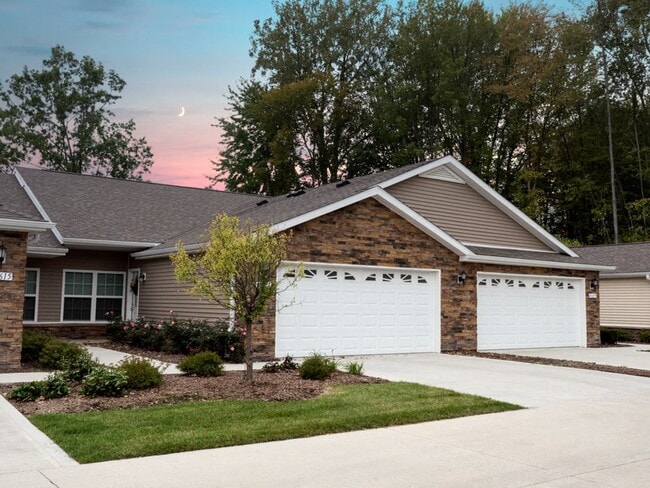 Apartamentos con garajes adjuntos - Redwood Canton