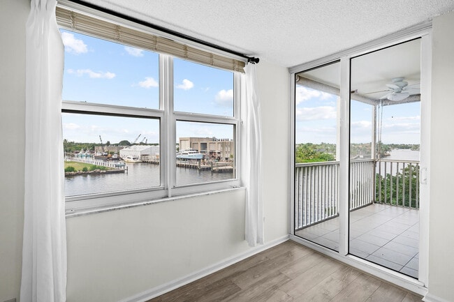 Photo - 1505 N Riverside Dr Unit 405
