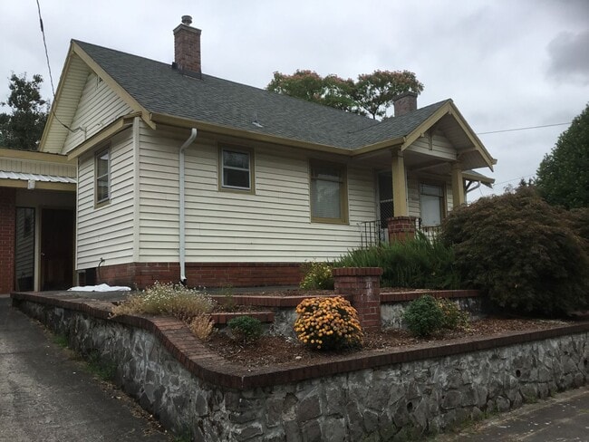 Building Photo - Overlook Charmer