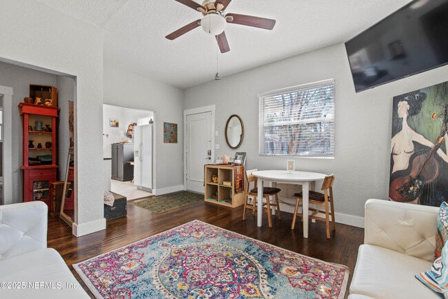 Photo - 909 Cedar St