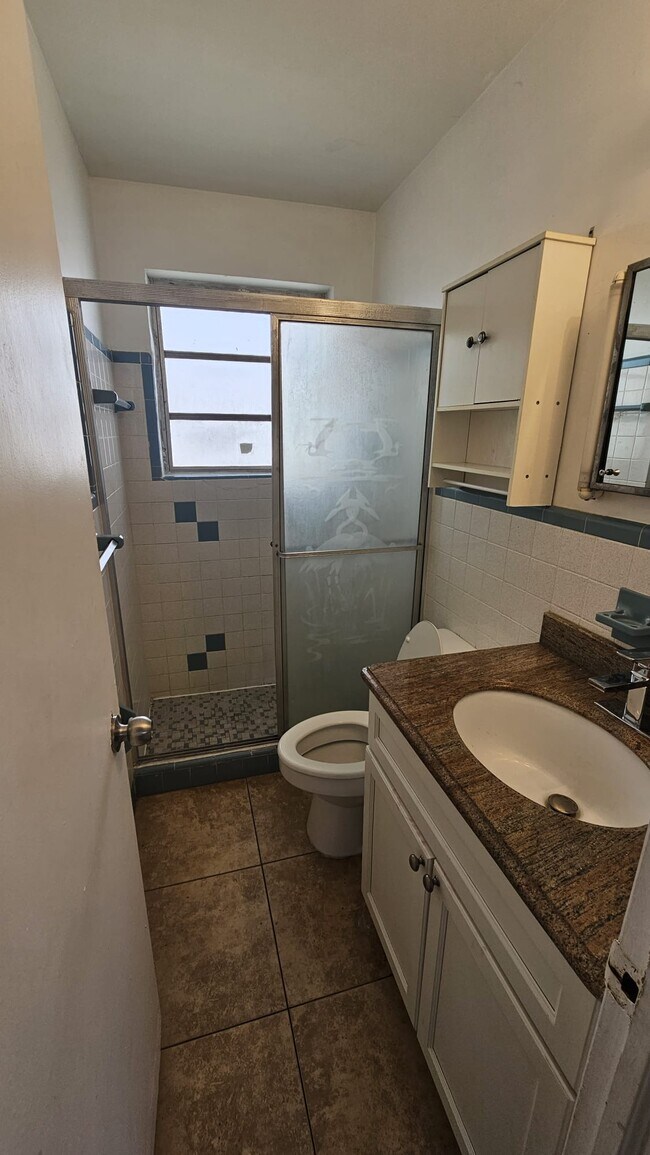 Photo - 1723 Plunkett St