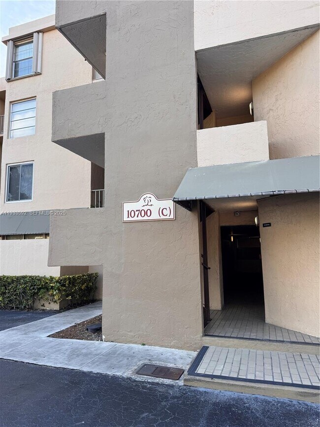 Photo - 10700 SW 108th Ave Unidad C306