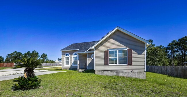 Building Photo - Bright & Spacious 3 Bedroom Home on Nearly Half an Acre in Gaston!