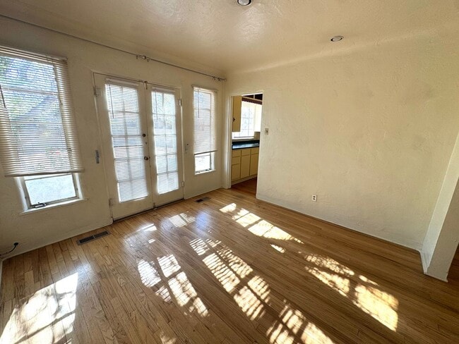 Photo - Stunning Nob Hill Bungalow!