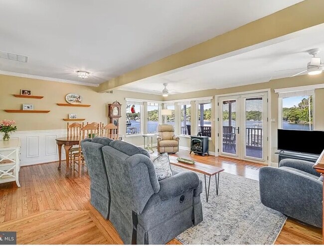 Photo - 684 N Riverside Dr