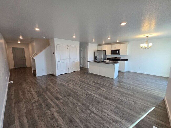 Photo - Adorable 4 bedroom Townhome for Rent in Northshore Community