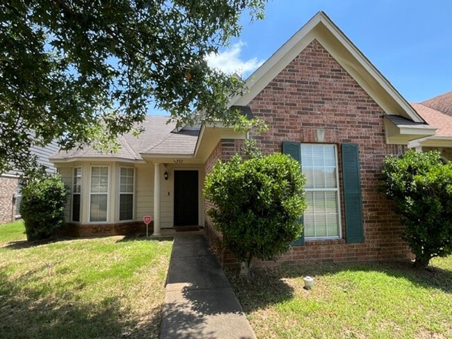 Building Photo - Renovated 2 Bedroom 2 Bath Home for Rent!!