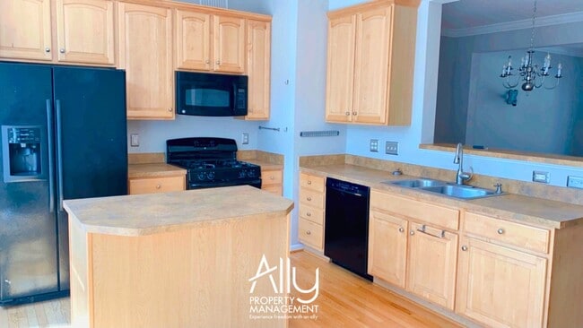 Photo - 908 Rainier Rd