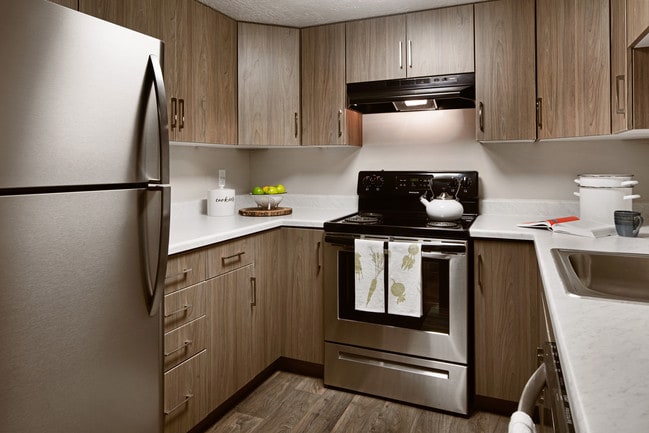 Estufa de cocina y gabinetes de los Clover Creek Apartments - Clover Creek Apartamentos