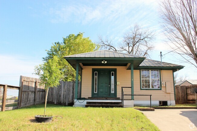 Building Photo - 1004 E Main St Rental