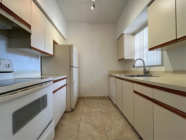 Building Photo - 661 Cypress Lake Blvd Unit I20