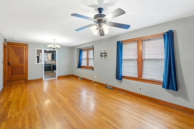 Photo - 423 Putnam Ave