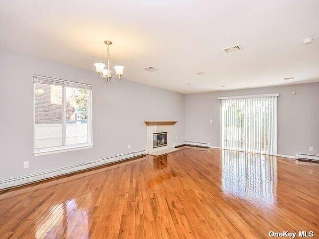 Building Photo - 62 Linwood Rd N Unit 1 Rental