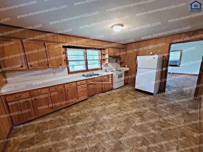 Photo - 346 W 5th St