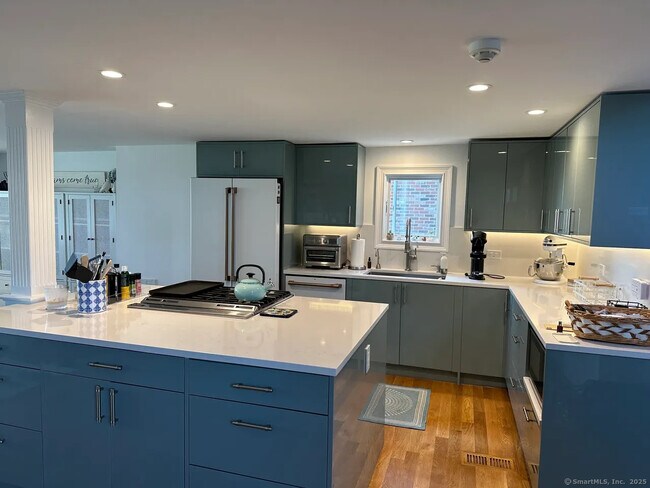 Photo - 57 Mohican Rd E