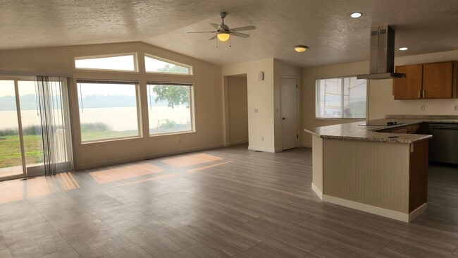Building Photo - Lake house with Shop on 1/2 acre