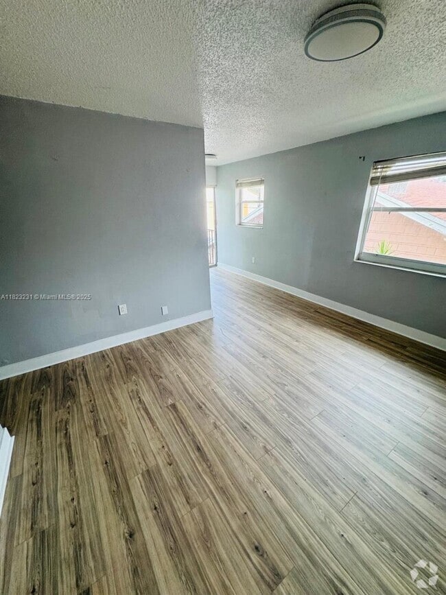 Building Photo - 120 NW 10th Ave Unit 2 Rental