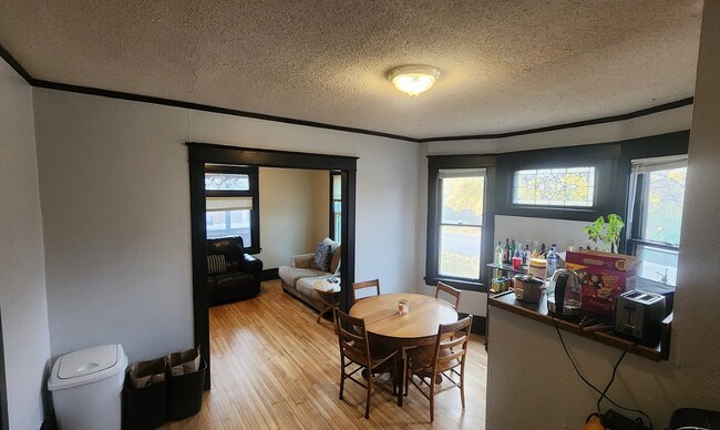 Photo - 1822 Roblyn Ave