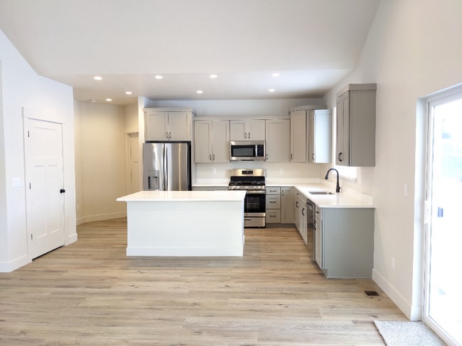 Photo - 4039 Snowberry Ave