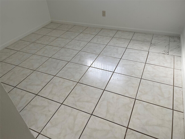 Photo - 361 NE 30th St