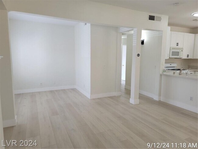 Photo - JUST MINUTES FROM GREEN VALLEY RANCH AND T... Unidad 4222