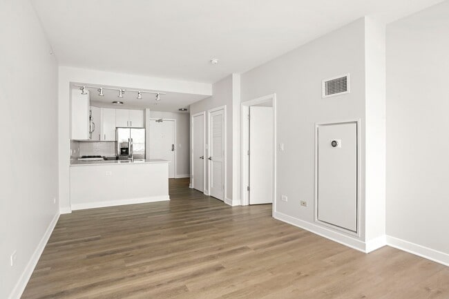 Building Photo - 213 S Halsted St