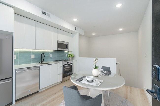 Building Photo - 2722 Hope St Unit 1 Bedroom