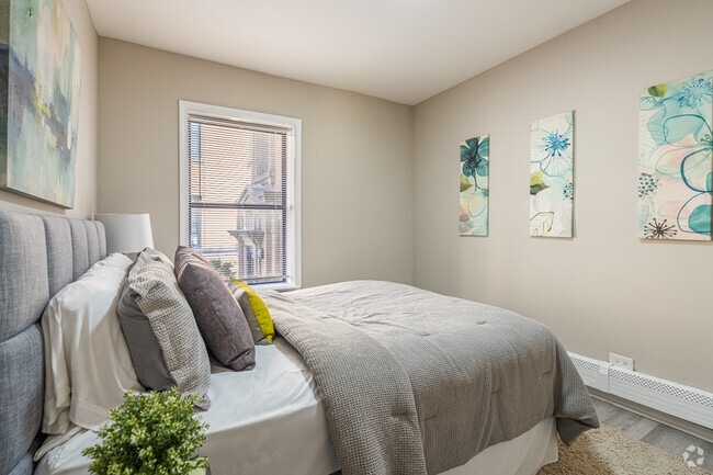 2BR, 1BA - 675SF - Bedroom - 4611 South Drexel Blvd