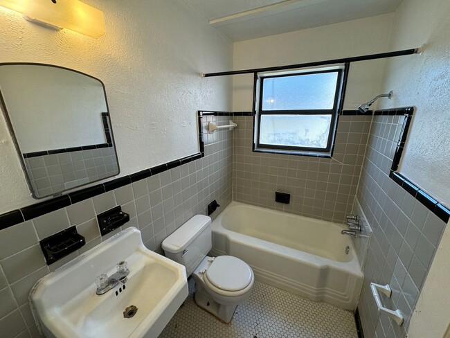 Photo - 1 bed duplex close to all things Norman! New paint, carpet and flooring!