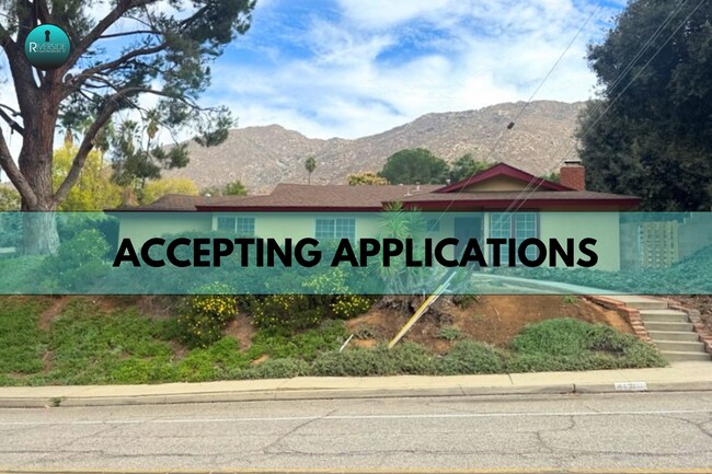 Building Photo - Charming Riverside Pool Home!