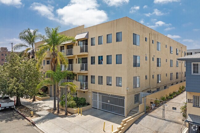 Irolostar Apartments