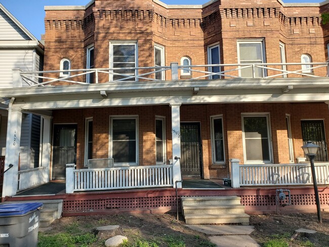 Building Photo - AVAILABLE OCT 1st - Spread out in 3 level ... Unit 1518 1/2 Rental