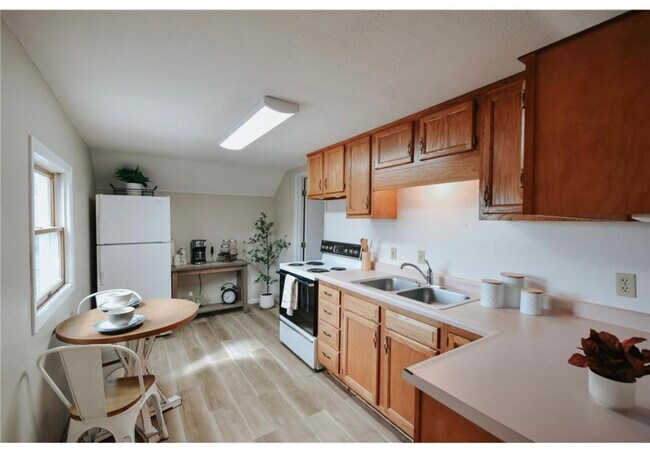 Photo - 576 East Ave Unit 80 East 6th St