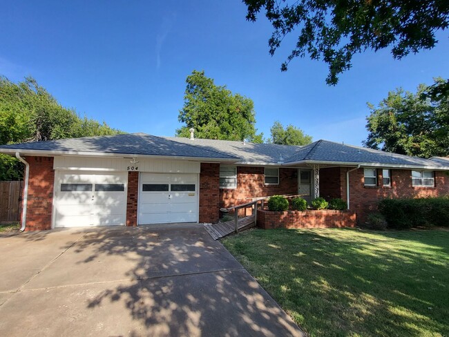 Remodeled 3 bedroom 2 bathroom house with 2 car garage and fenced yard - Remodeled 3 bedroom 2 bathroom house with 2 car garage and fenced yard