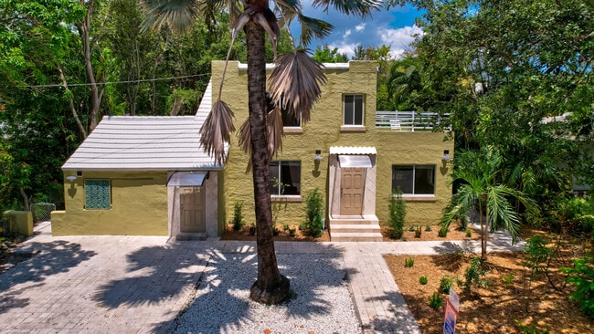 Front - 825 NE 120th St Unit W