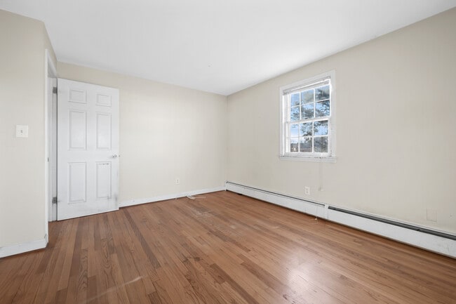 Photo - 122 Sycamore Ln