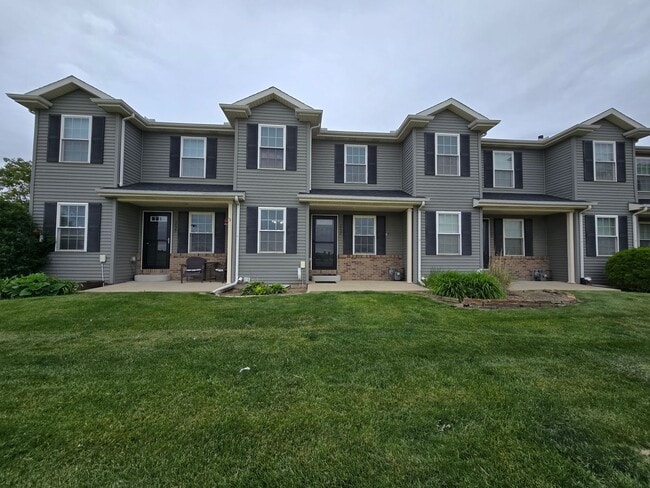 Building Photo - 2 Bedroom Townhome in Normal