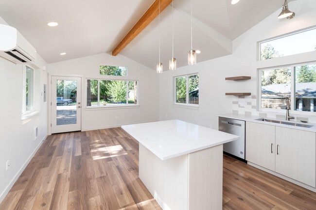 Building Photo - 1262 NE Burnside Ave Unit 2