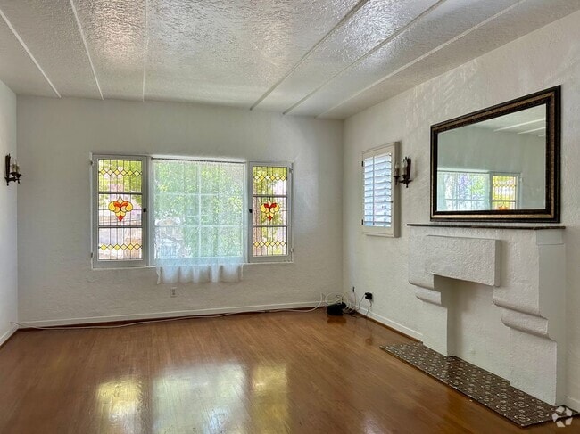 Building Photo - 731 E 8th St Rental