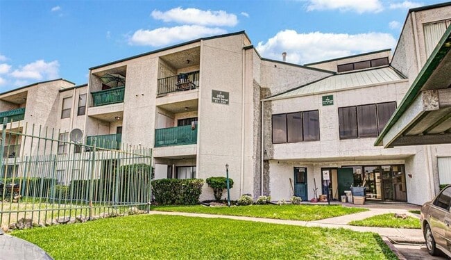 Building Photo - 2826 S Bartell Dr Unit 35