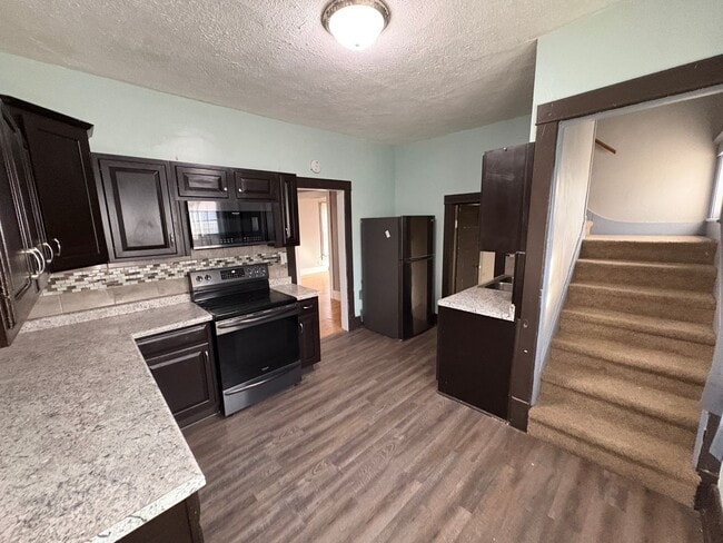 Photo - Spacious Home with Huge Backyard, Laundry included