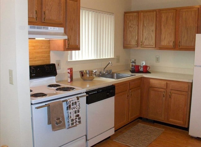 3 BR Kitchen - Turtle Creek Apartments