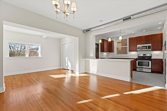 Building Photo - 4912 N Washtenaw Ave Unit 3