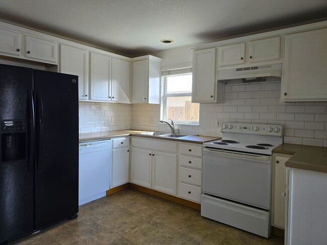 Photo - Bring the Pets!  Midtown 2 Bdrm Cottage, w/Den, 2 bath, All Appliances incl washer/dryer, Storage