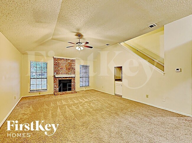 Photo - 811 W Lynn Creek Dr